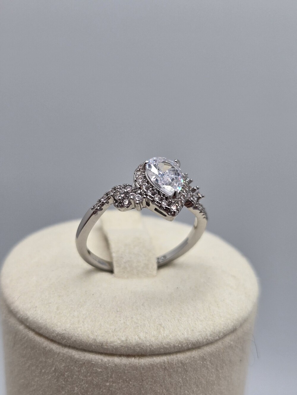 Oval Halo Engagement Ring Split Shank Vine Design Size 6 New